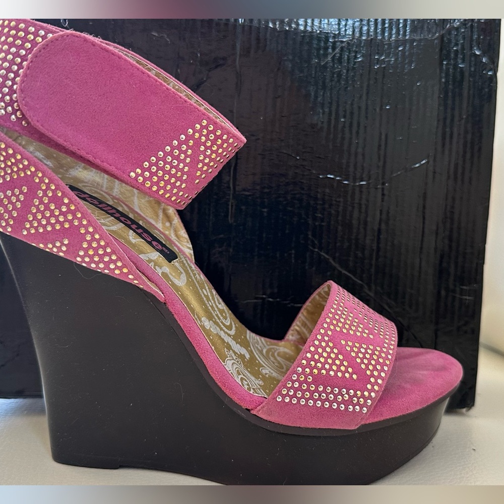 Dollhouse size 7 pink studded wedges